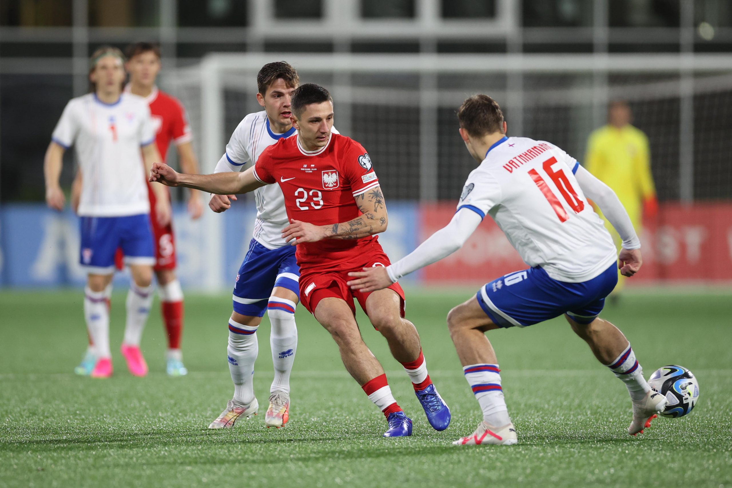 Bartosz Slisz w meczu z Wyspami Owczymi (fot. Leszek Szymański, PAP)